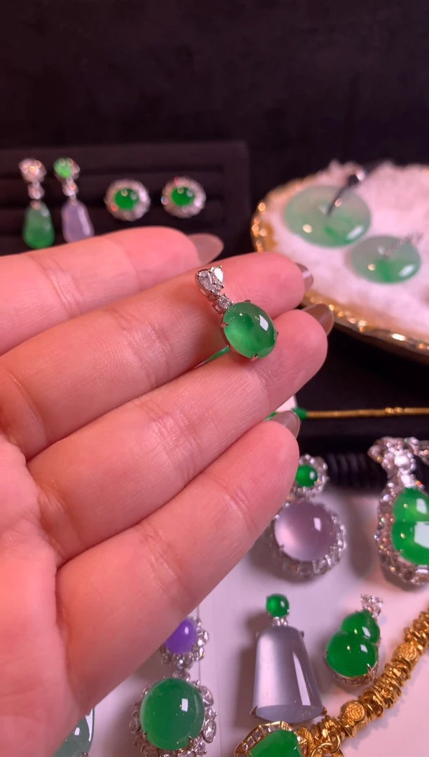 颈饰18K金镶嵌翡翠蛋面吊坠