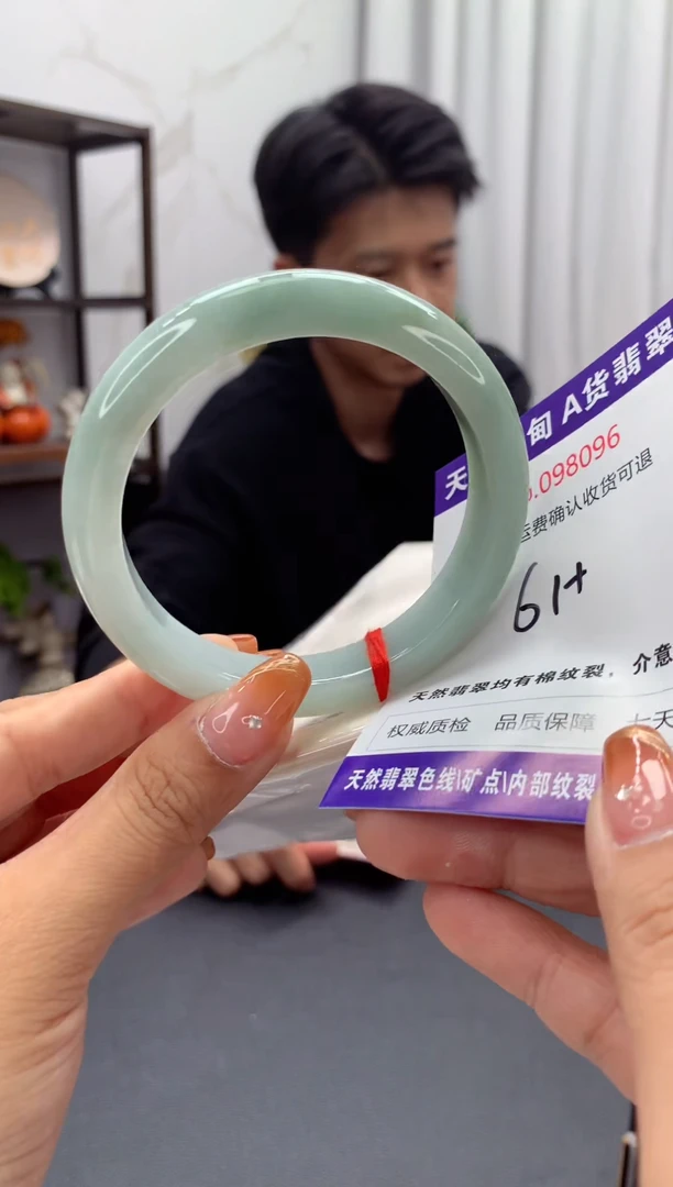未镶嵌手镯翡翠有纹，完美者勿拍
