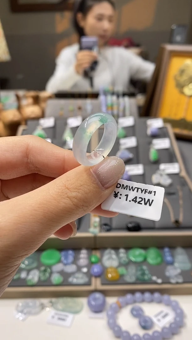 颈饰未镶嵌翡翠戒圈