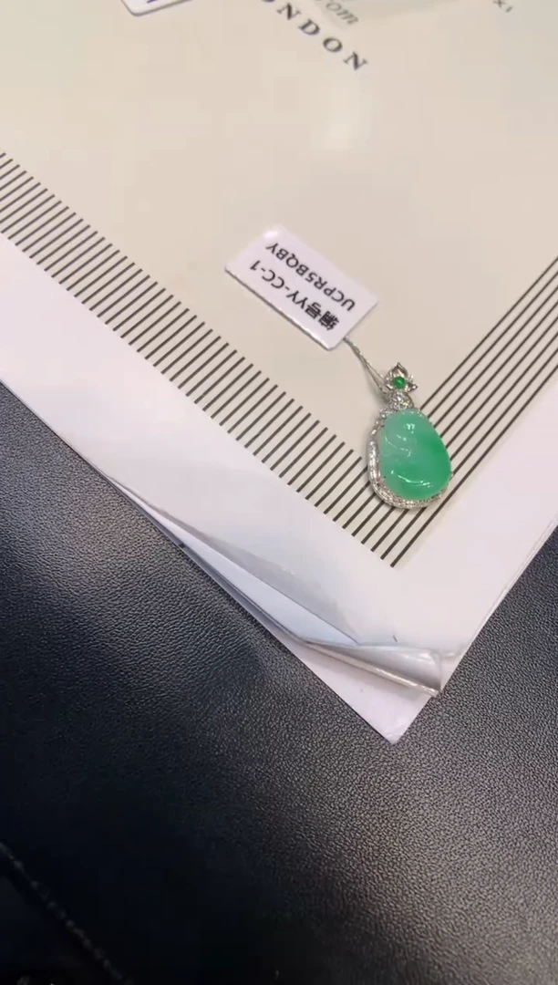 颈饰18K金镶嵌翡翠如意