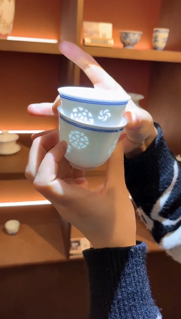 【闪购商品】摆件景德镇陶瓷玲珑皮球花小铃铛杯一对