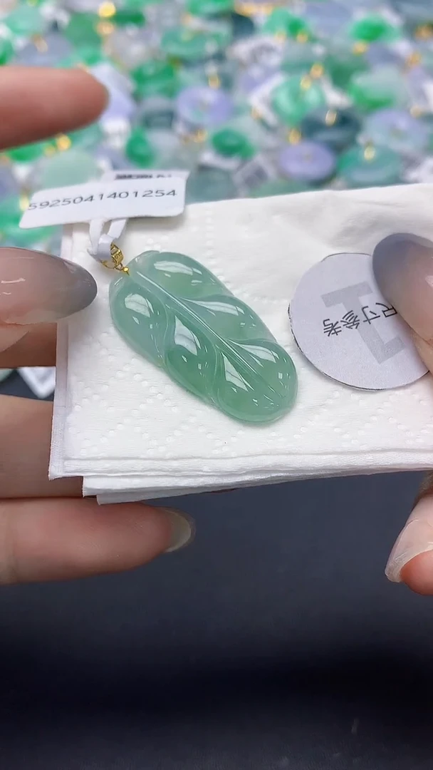 翡翠18K金镶嵌颈饰天然缅甸a货翡翠