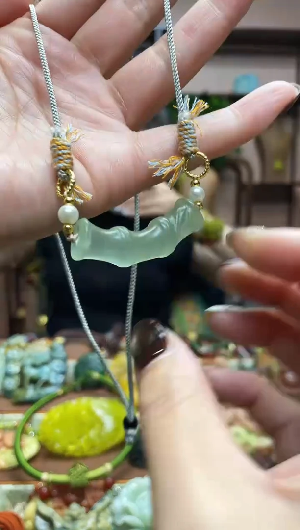 未镶嵌蛇纹石玉颈饰·