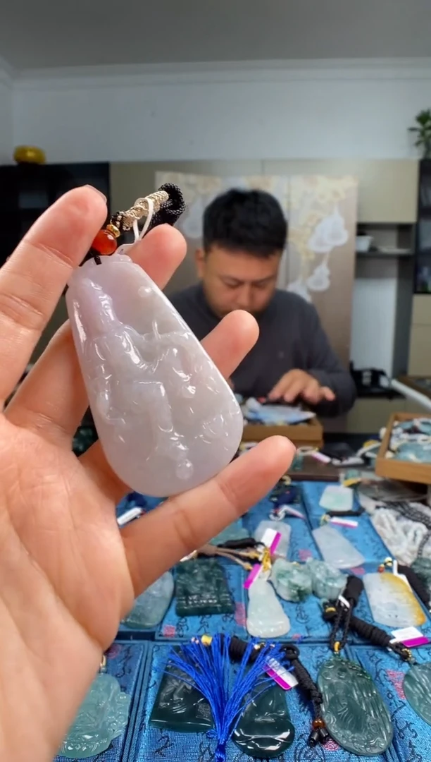 颈饰未镶嵌翡翠  多样性发其一