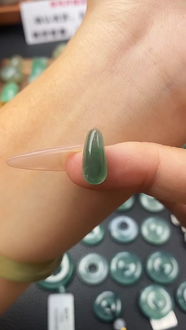 颈饰未镶嵌翡翠福瓜