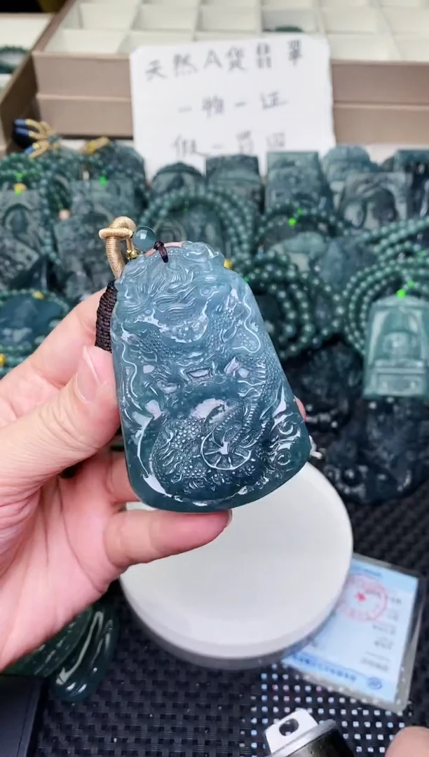 颈饰未镶嵌翡翠