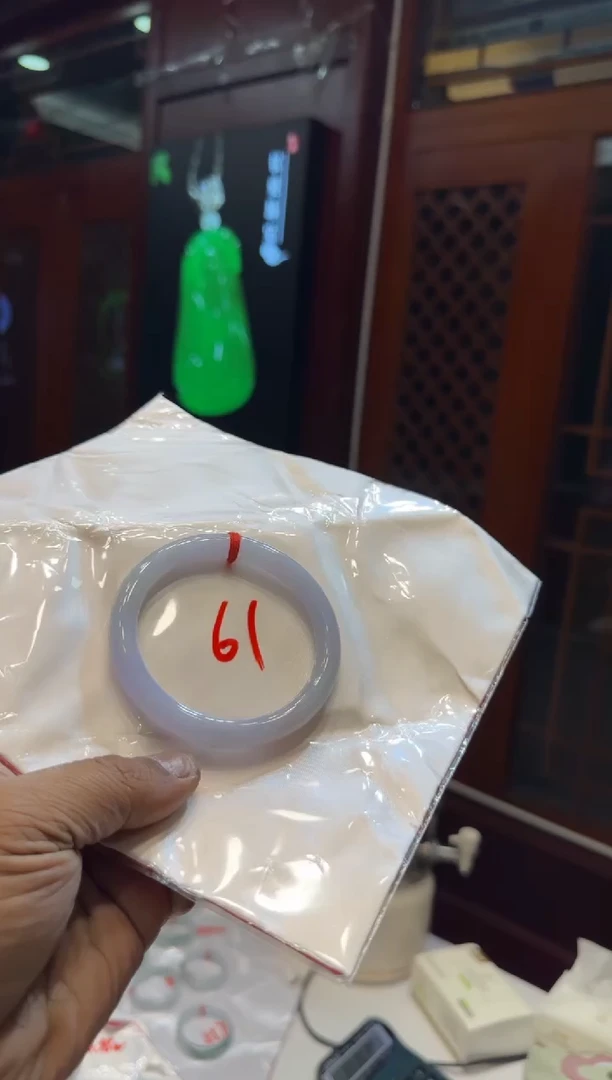 未镶嵌手镯翡翠手镯包容价