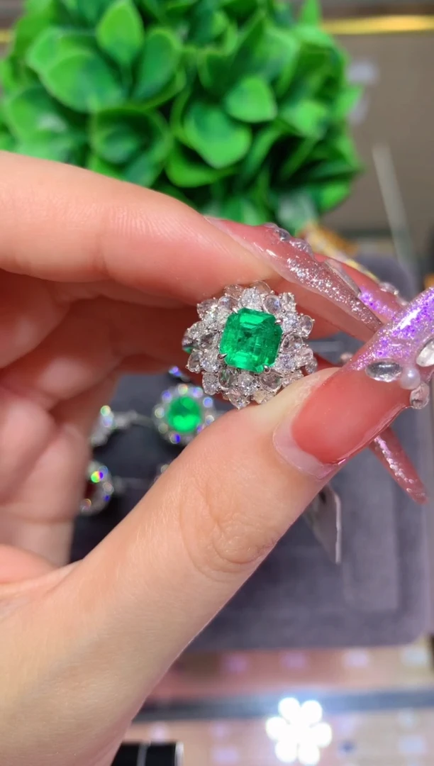 18K金镶嵌戒指祖母绿1.33CT