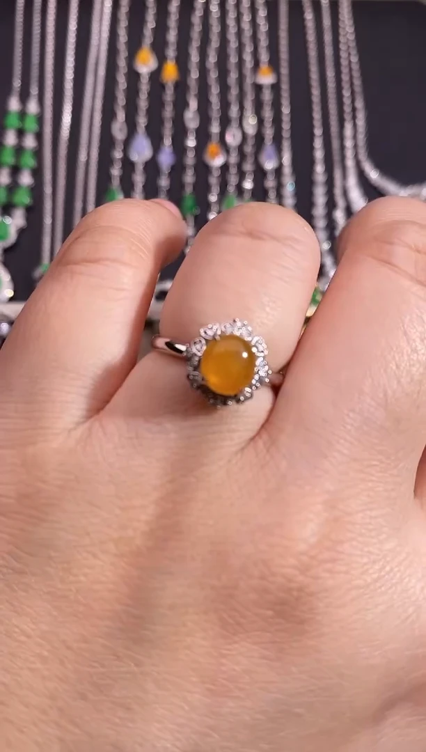 18K金镶嵌戒指翡翠戒指