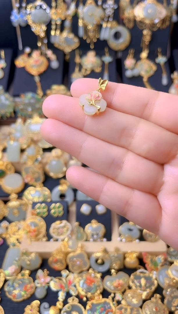 颈饰银S925镀金镶嵌和田玉蝶恋花荷花四叶草吊坠