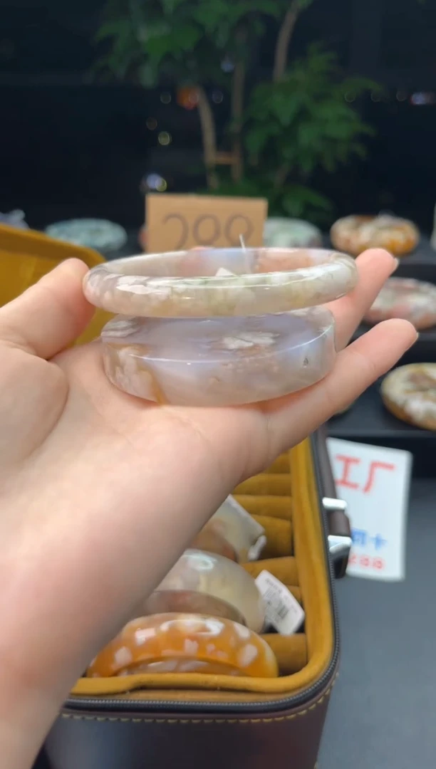 【闪购商品】石英质玉手镯未镶嵌赠送镯心（圈口62