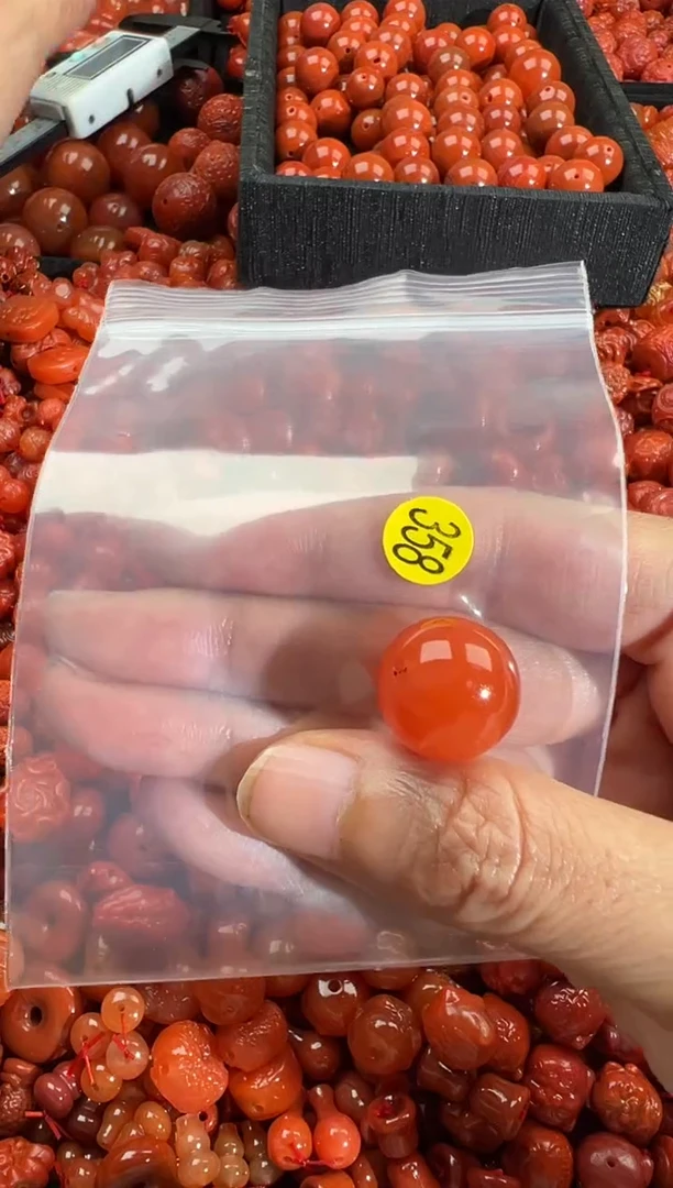 南红玛瑙未镶嵌颈饰1