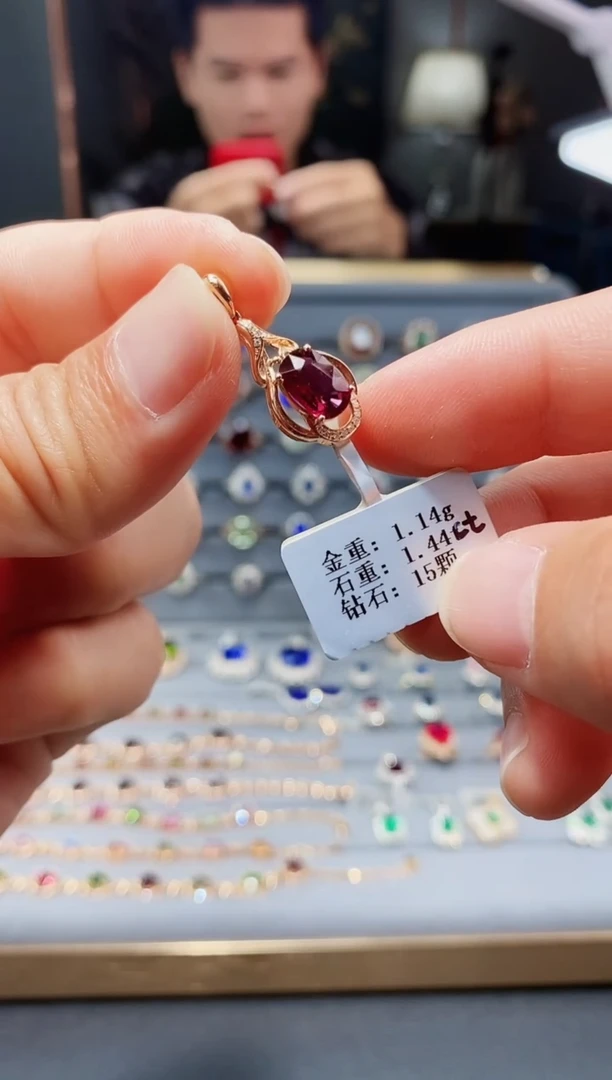 【闪购商品】碧玺颈饰18K金镶嵌1.44.