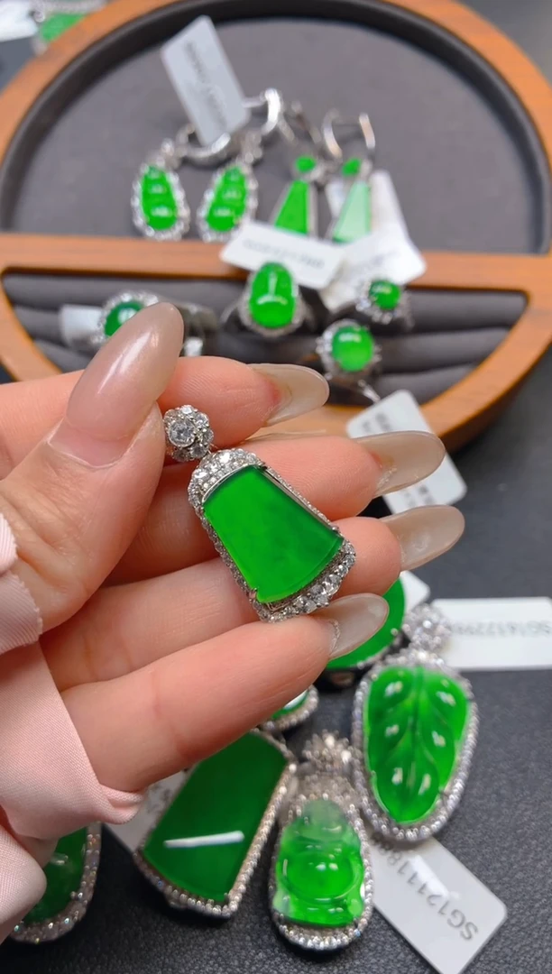 银S925镶嵌翡翠耳饰1