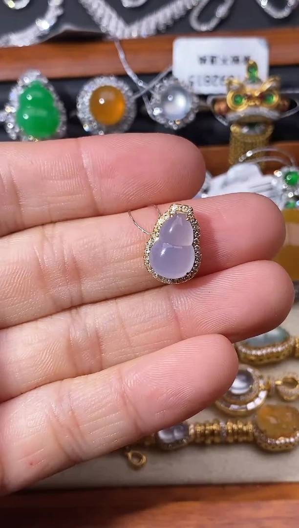 颈饰18K金镶嵌翡翠吊坠