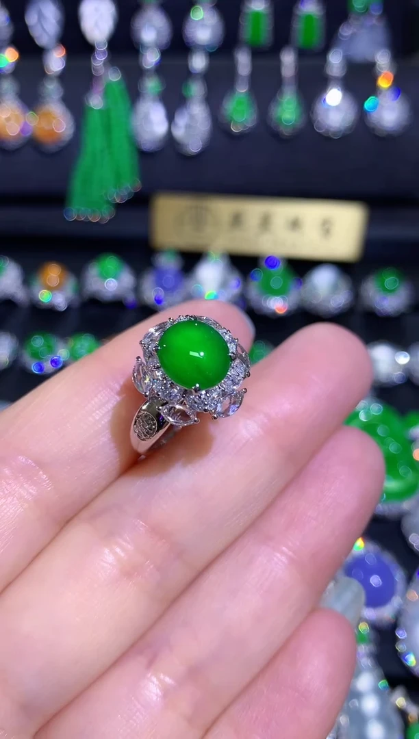 翡翠戒指18K金镶嵌高冰满绿蛋面戒指