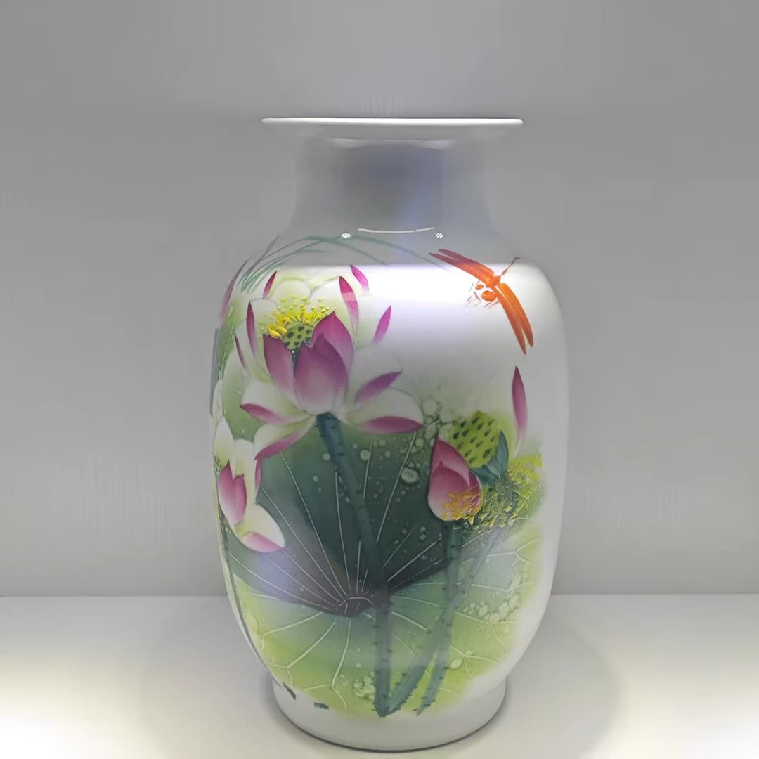 景德镇绿斗彩荷韵冬瓜瓶