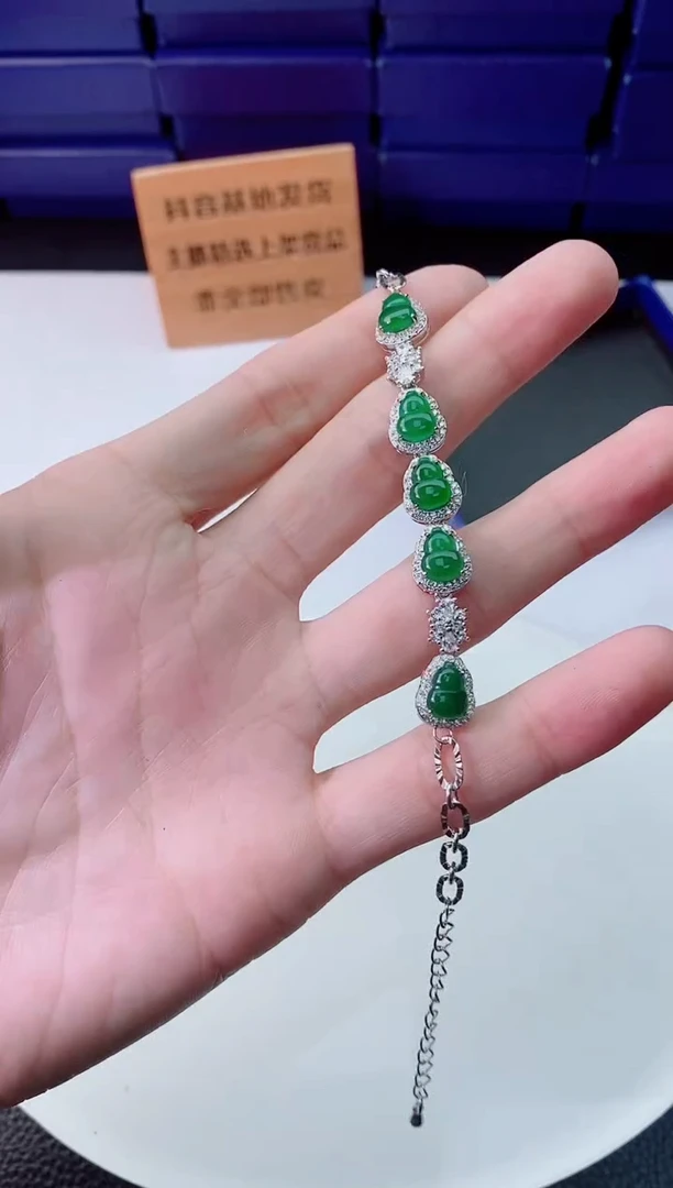 翡翠未镶嵌颈饰  ·