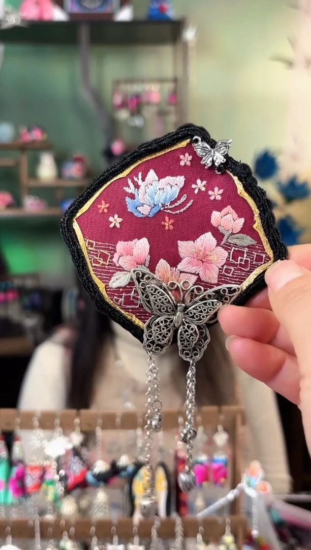 彩云南阁非遗老绣饰品511*