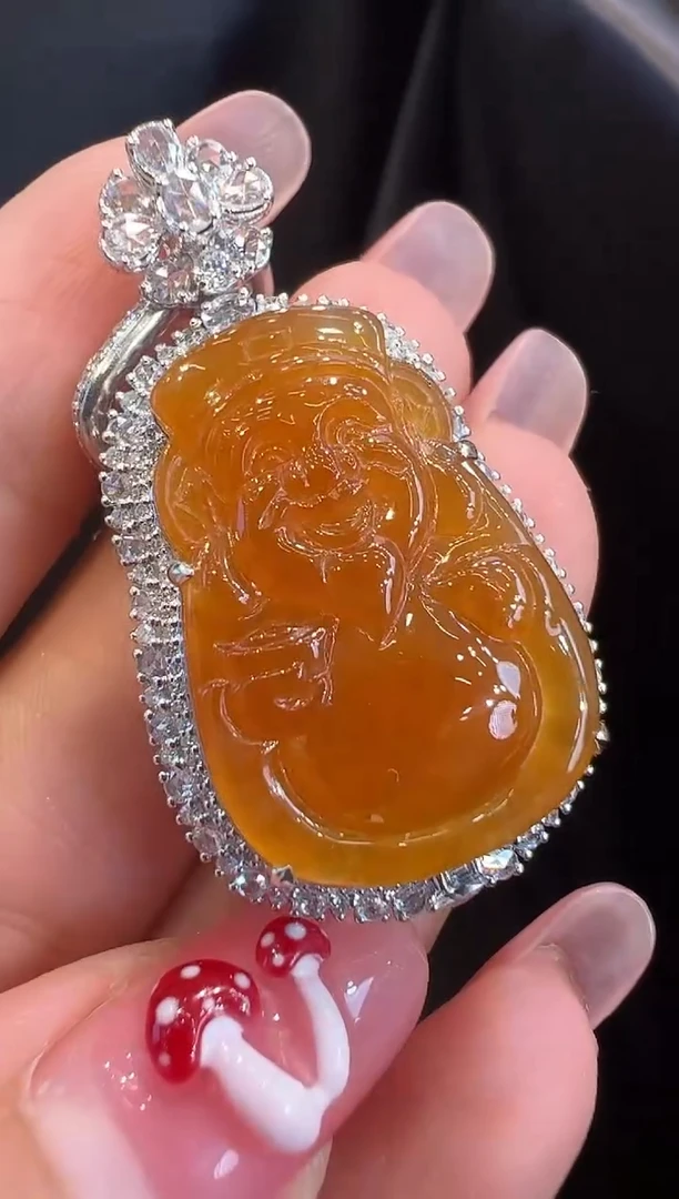 翡翠18K金镶嵌颈饰吊坠