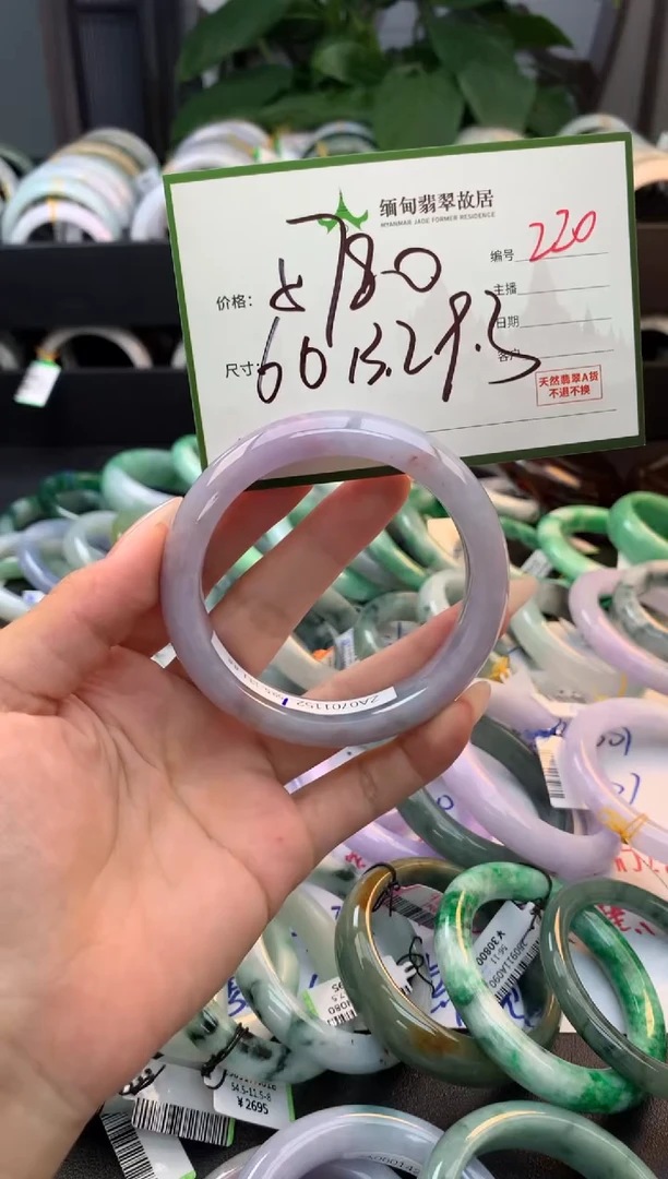 未镶嵌定制翡翠毛货需精细抛光+多人