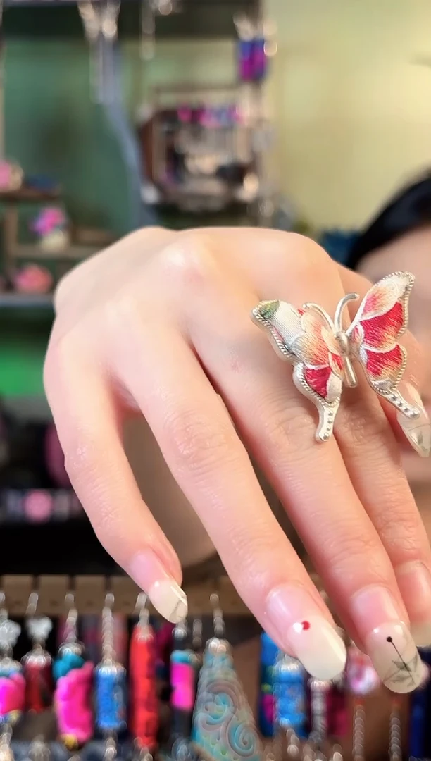 彩云南阁非遗老绣饰品683*