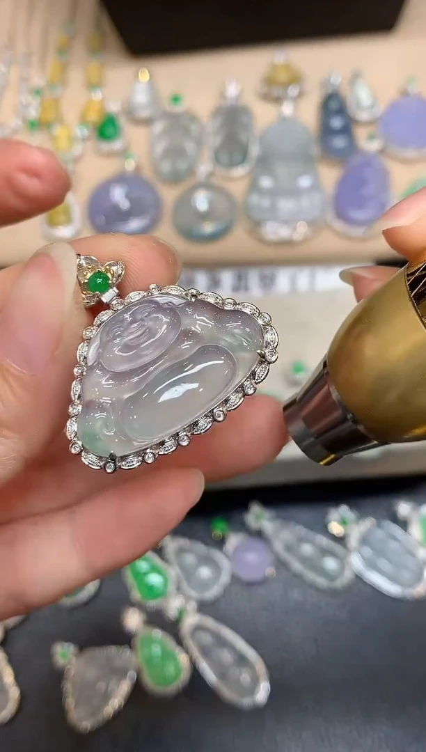 颈饰18K金镶嵌翡翠佛公【无服务费