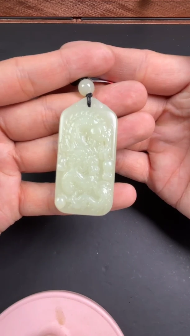 【闪购商品】和田玉吊坠(赠链)未镶嵌且末微色差迪克兰吊坠