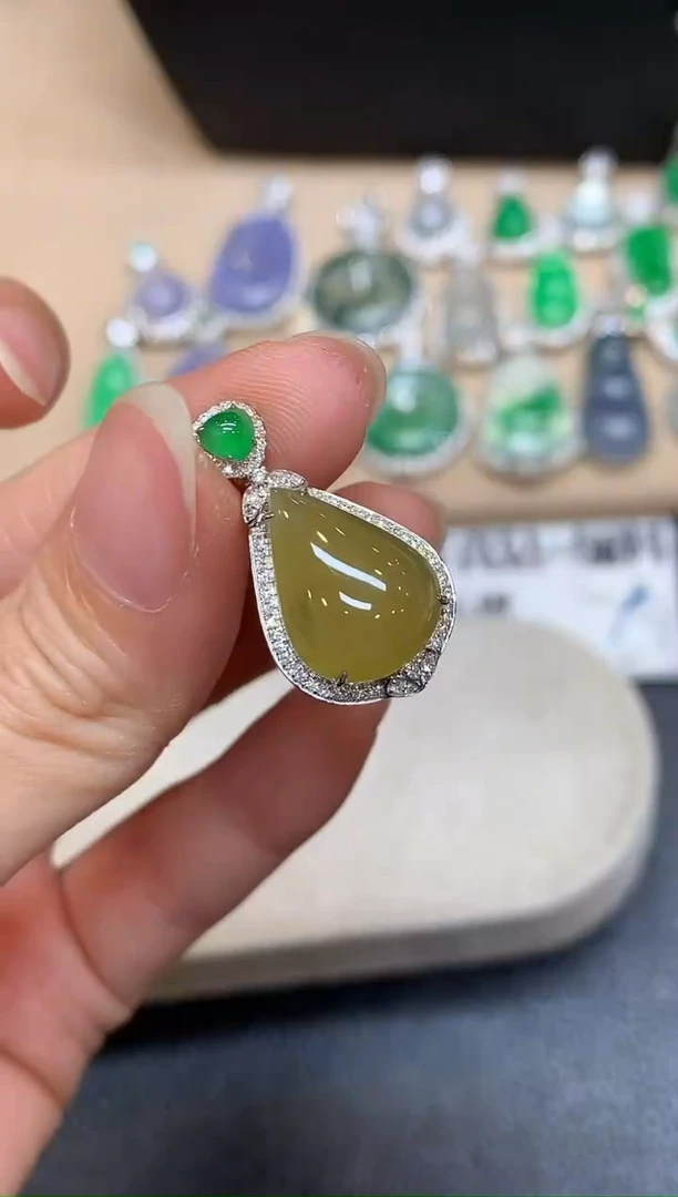 颈饰18K金镶嵌翡翠水滴【无服务费