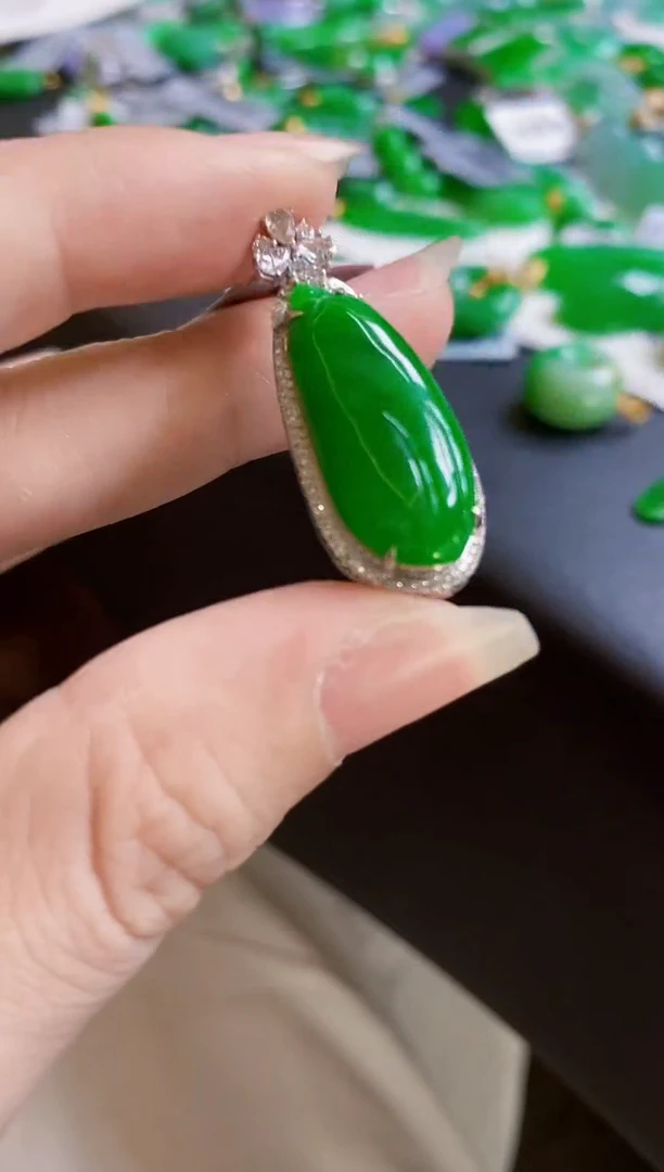 翡翠18K金镶嵌颈饰瓜