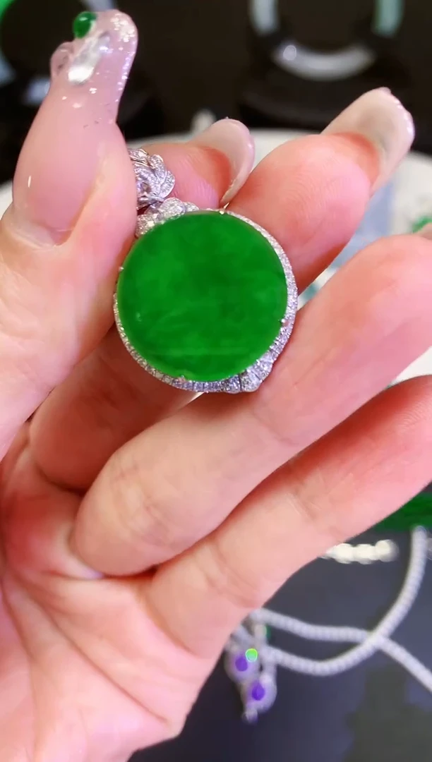 【闪购商品】翡翠吊坠(不含链)18K金镶嵌吊坠