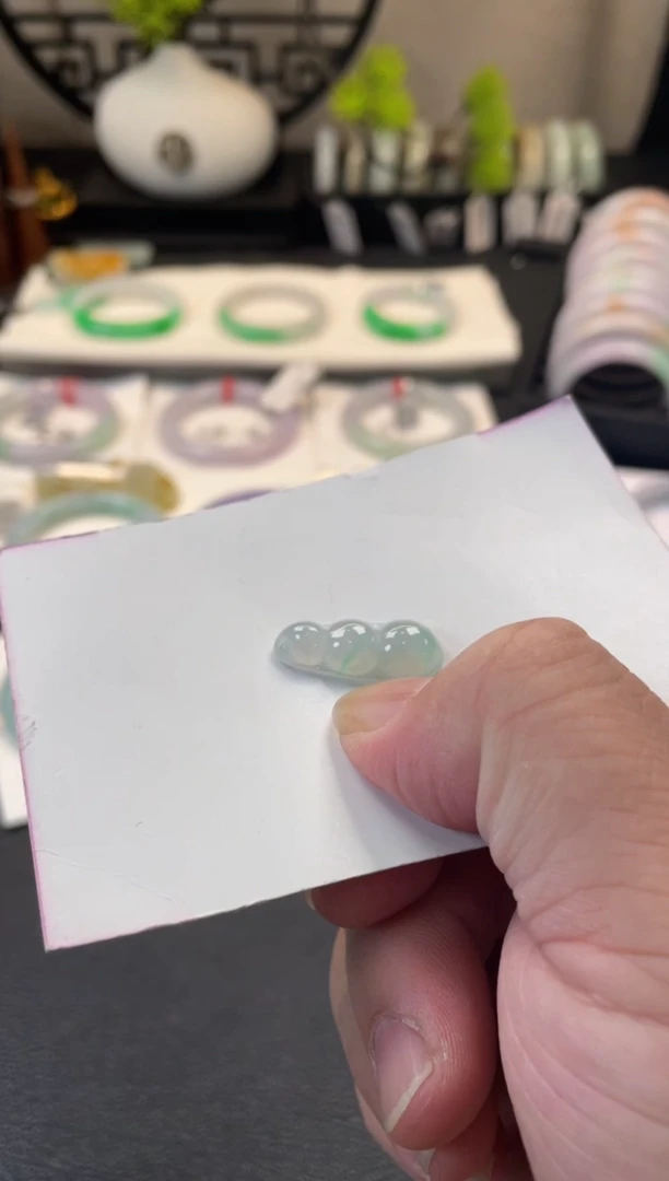 翡翠未镶嵌颈饰有纹裂