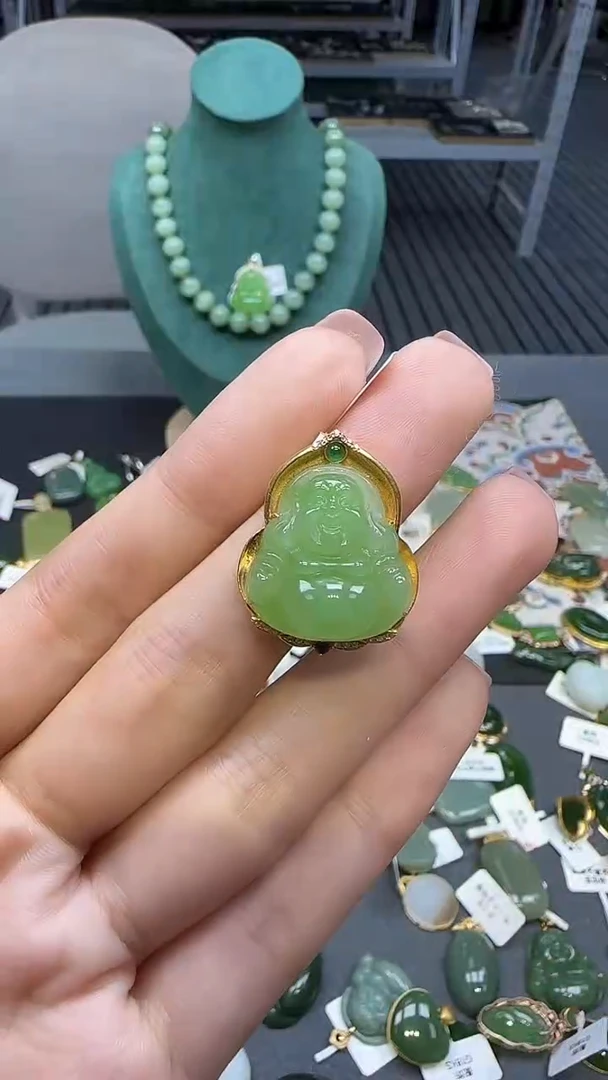 18K金镶嵌和田玉挂件1