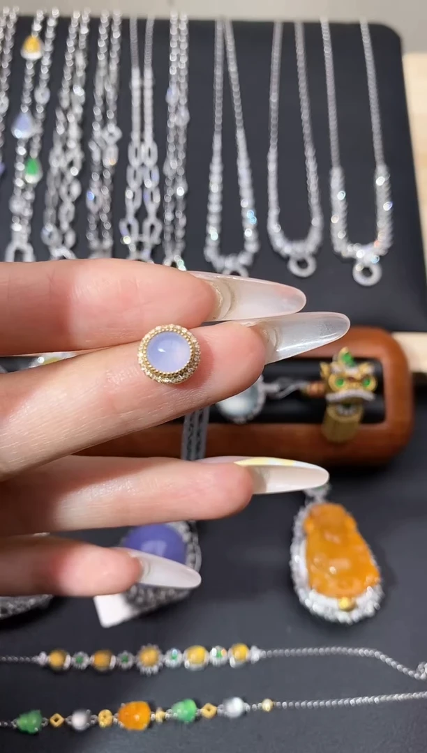 颈饰18K金镶嵌翡翠吊坠