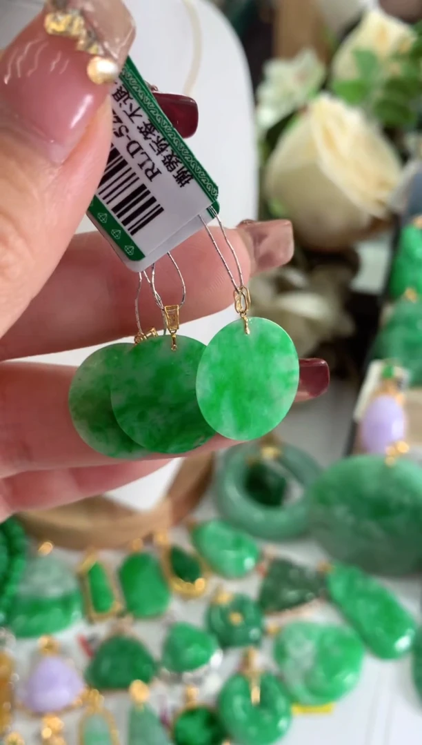 【闪购商品】翡翠吊坠(不含链)18K金镶嵌多样性发货其中一件