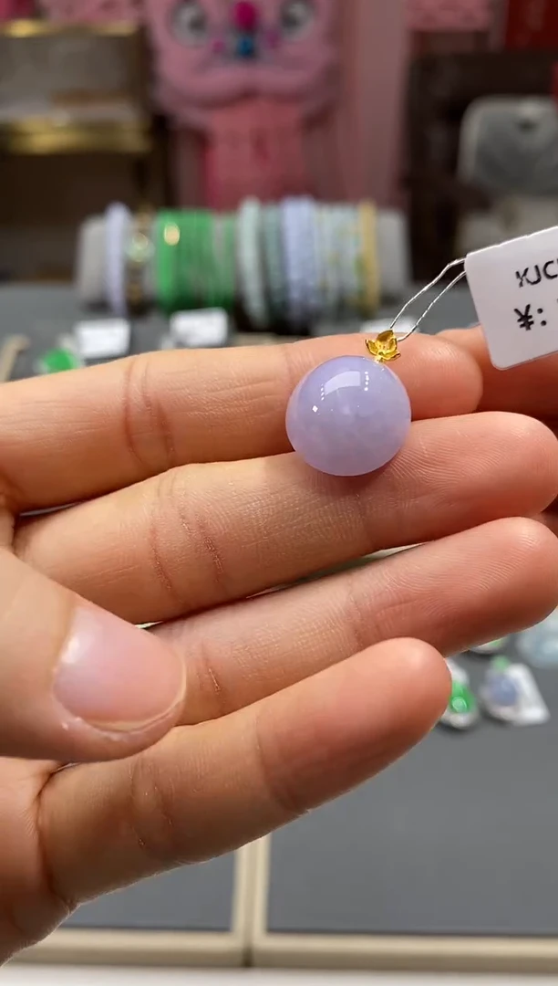 颈饰18K金镶嵌翡翠蛋面