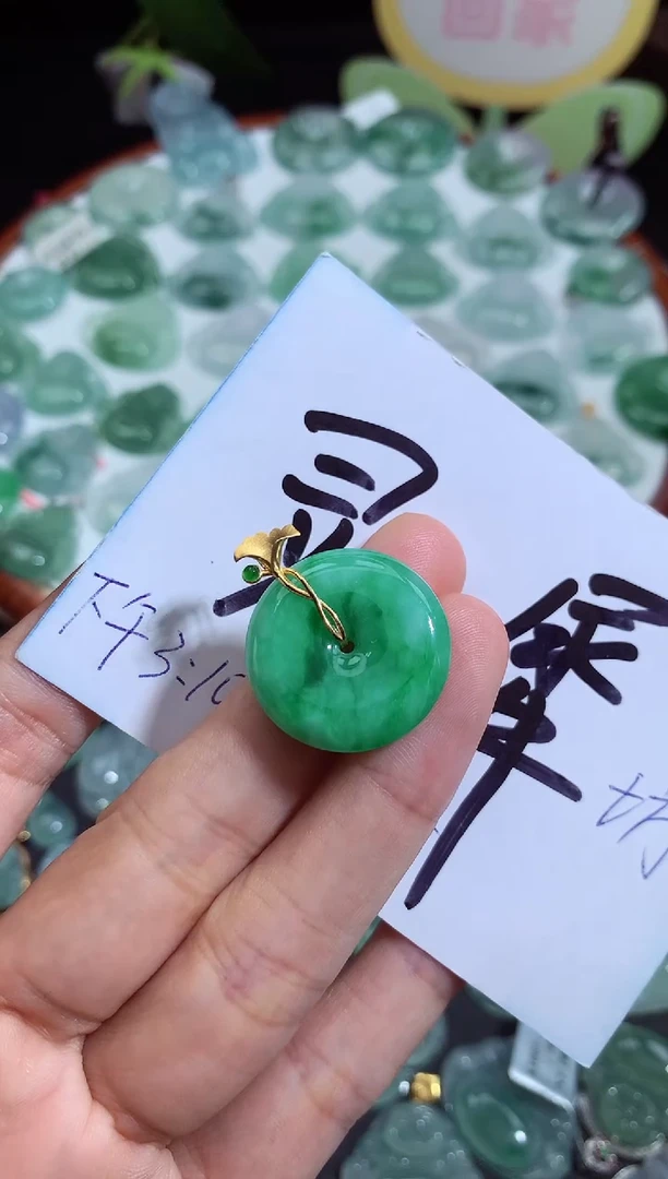 颈饰未镶嵌翡翠平安扣