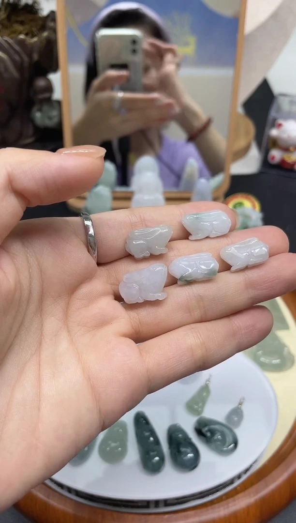 翡翠未镶嵌颈饰多样性发其一