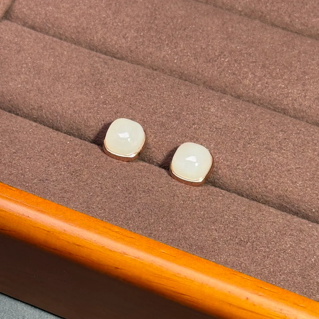 L和田玉方糖耳钉银镶嵌女士经典，新疆发货