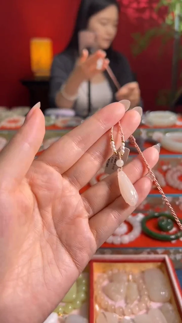 颈饰未镶嵌和田玉藕粉玉兰花