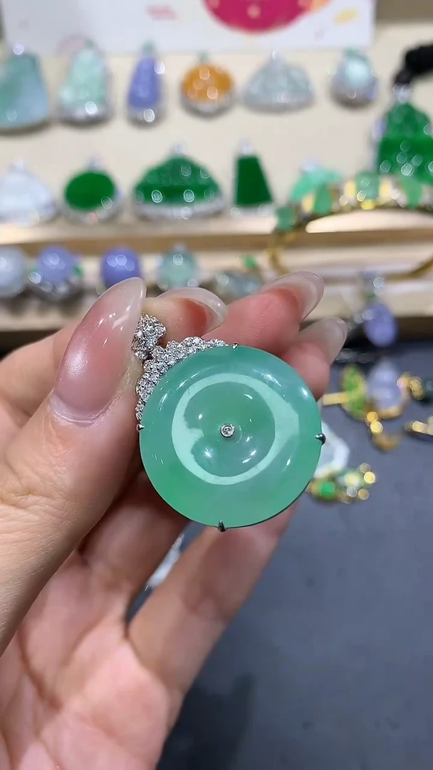 【闪购商品】翡翠吊坠(不含链)18K金镶嵌10团购