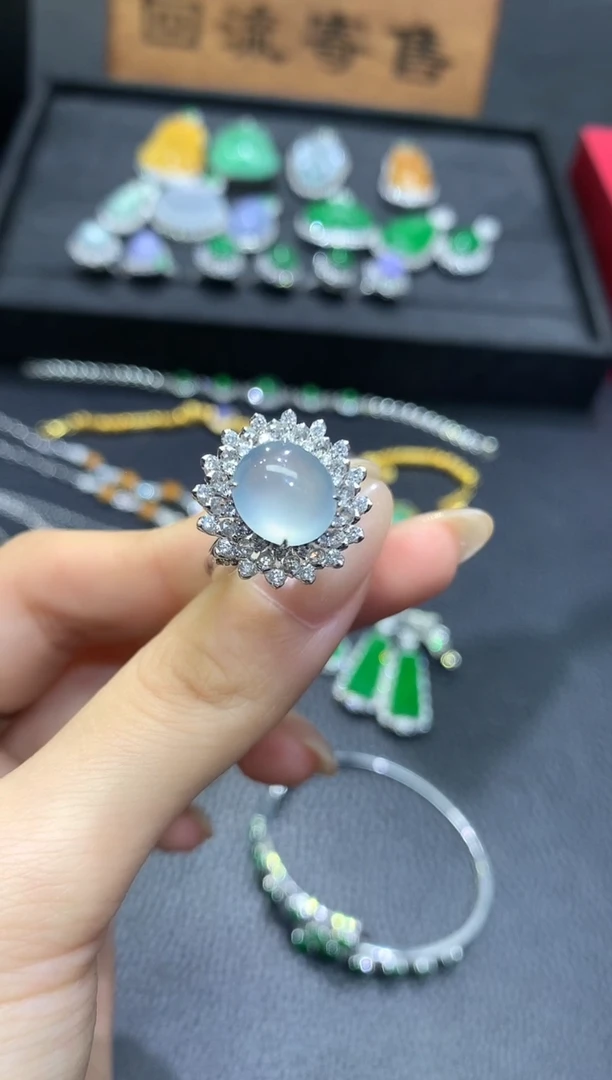 18K金镶嵌戒指翡翠80团购