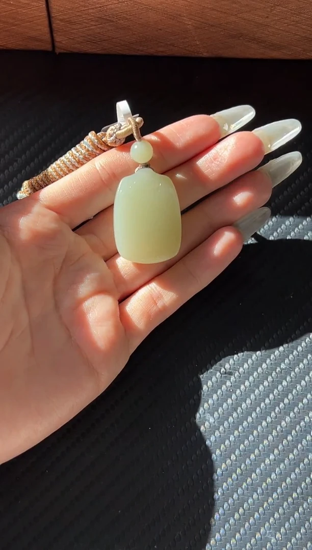 吊坠(赠链)未镶嵌和田玉且末微色差迪克兰一细吊坠