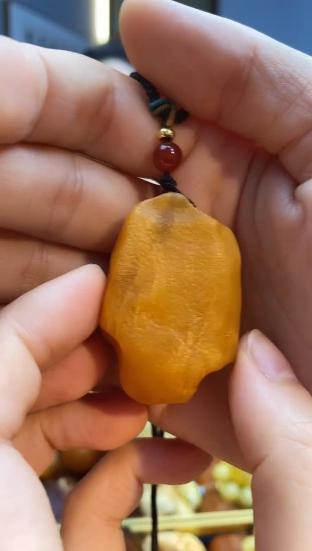 未镶嵌颈饰琥珀吊坠