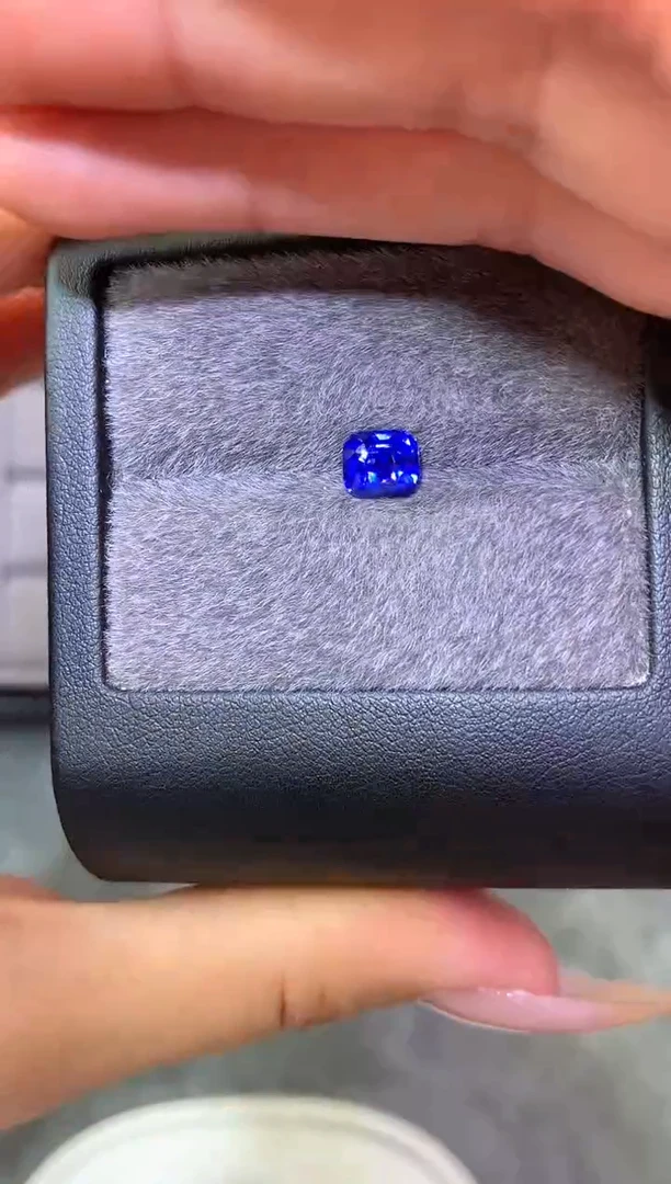 未镶嵌裸石定制蓝宝石枕型 皇家蓝蓝宝石 1.59ct/H