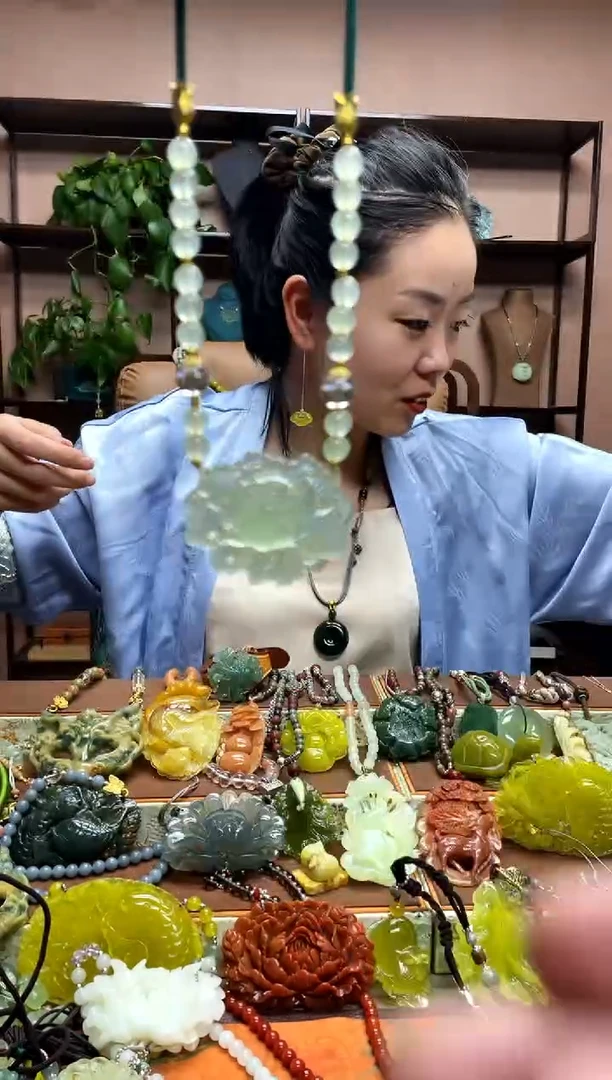 未镶嵌岫玉颈饰多样性发货发其中之一