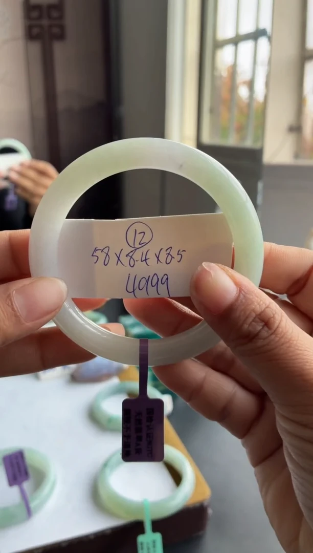 未镶嵌手镯翡翠（淡春带彩圆条）有美人痣12号