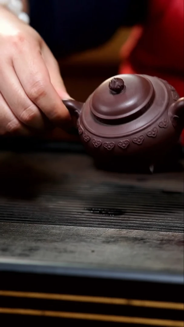 【闪购商品】紫砂茶壶03-微瑕全手老紫泥三足云肩如意180c