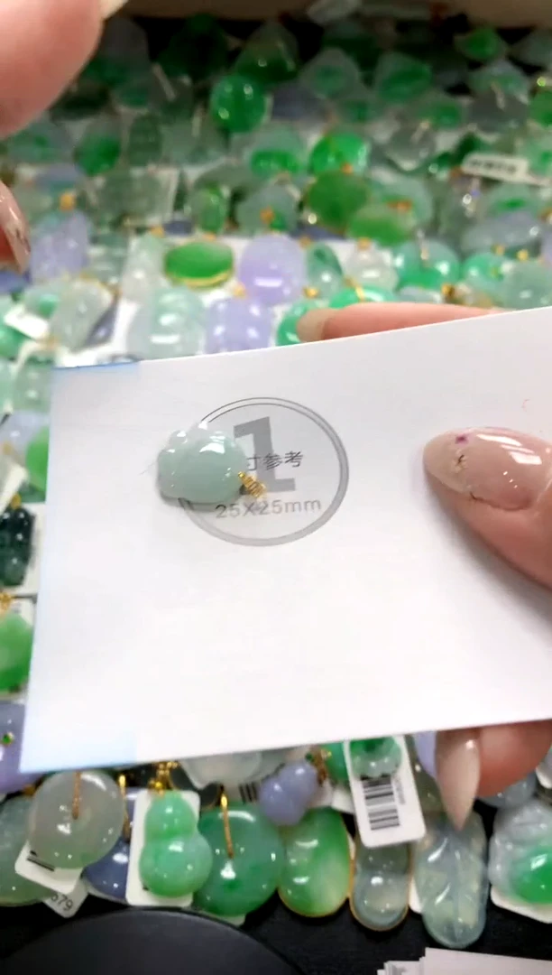 翡翠18K金镶嵌颈饰1111111111111111