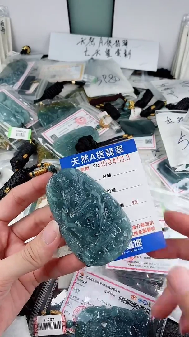 翡翠未镶嵌颈饰                 
